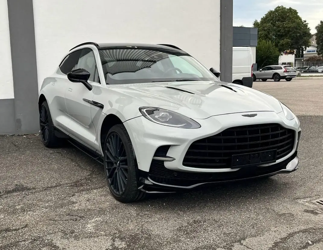 Aston Martin DBX 707 2026, Außenansicht — Munich Luxury Cars, München. Der Aston Martin DBX 707 verbindet die Fahrdynamik eines Sportwagens mit dem Raumangebot…