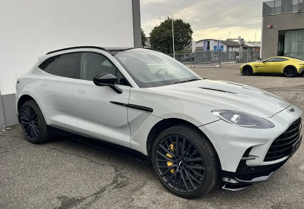 Aston Martin DBX 707 2026, Frontansicht — Munich Luxury Cars, München. Der Aston Martin DBX 707 verbindet die Fahrdynamik eines Sportwagens mit dem Raumangebot…