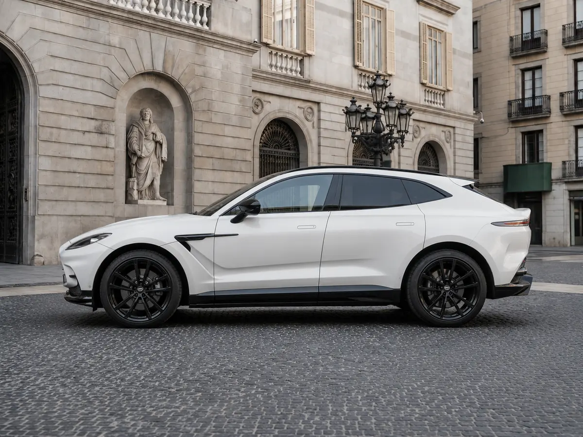 Aston Martin DBX 707 2026, Außenansicht — Munich Luxury Cars, München. Der Aston Martin DBX 707 verbindet die Fahrdynamik eines Sportwagens mit dem Raumangebot…