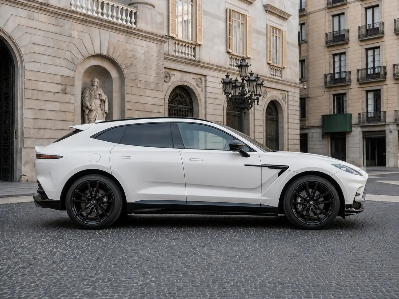 Aston Martin DBX 707 2026, Frontansicht — Munich Luxury Cars, München. Der Aston Martin DBX 707 verbindet die Fahrdynamik eines Sportwagens mit dem Raumangebot…
