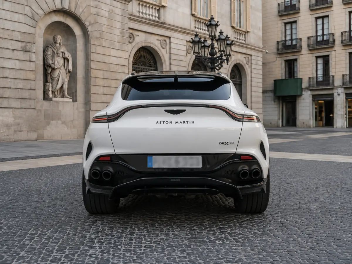 Aston Martin DBX 707 2026, Heckansicht — Munich Luxury Cars, München. Der Aston Martin DBX 707 verbindet die Fahrdynamik eines Sportwagens mit dem Raumangebot…