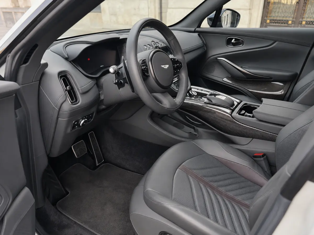 Aston Martin DBX 707 2026, Innenraum — Munich Luxury Cars, München. Der Aston Martin DBX 707 verbindet die Fahrdynamik eines Sportwagens mit dem Raumangebot…