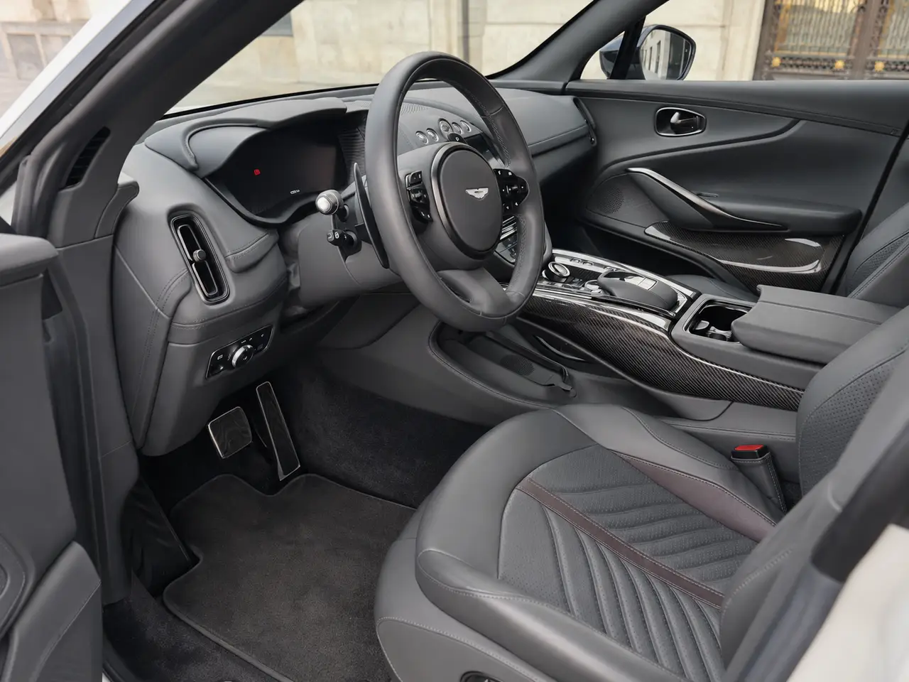 Aston Martin DBX 707 2026, Innenraum — Munich Luxury Cars, München. Der Aston Martin DBX 707 verbindet die Fahrdynamik eines Sportwagens mit dem Raumangebot…