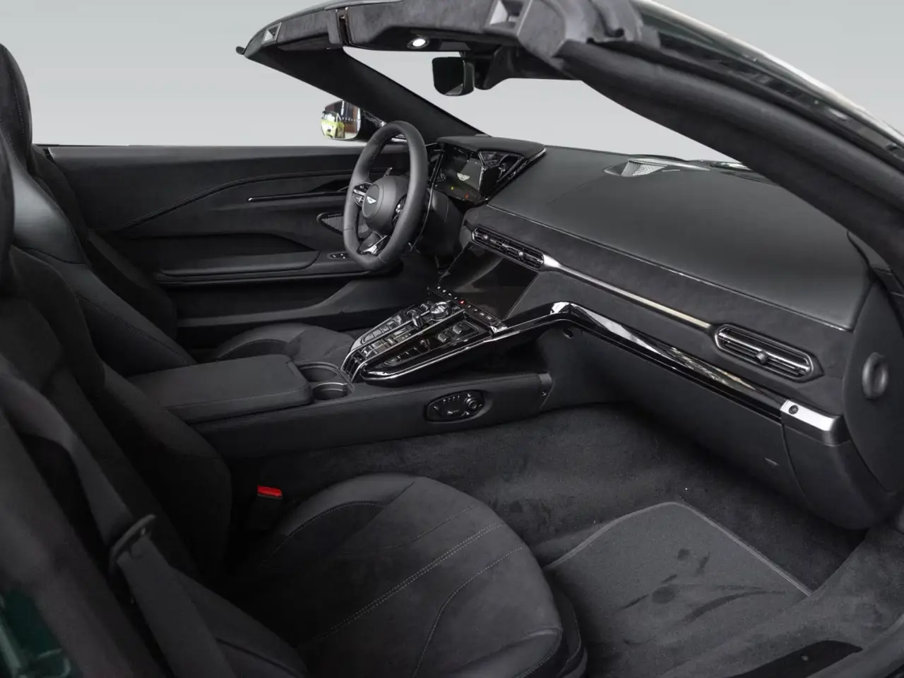 Aston Martin Vantage V8 Spider 2026, Außenansicht — Munich Luxury Cars, München. Der Aston Martin Vantage V8 Spider, Modelljahr 2026, verbindet 665 PS mit offenem Fahren…