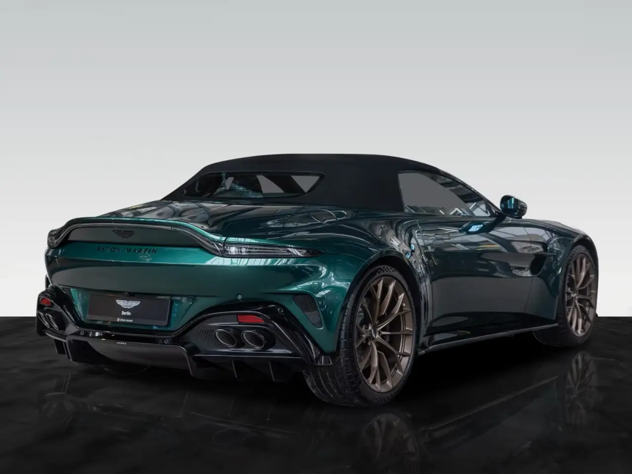 Aston Martin Vantage V8 Spider 2026, Heckansicht — Munich Luxury Cars, München. Der Aston Martin Vantage V8 Spider, Modelljahr 2026, verbindet 665 PS mit offenem Fahren…