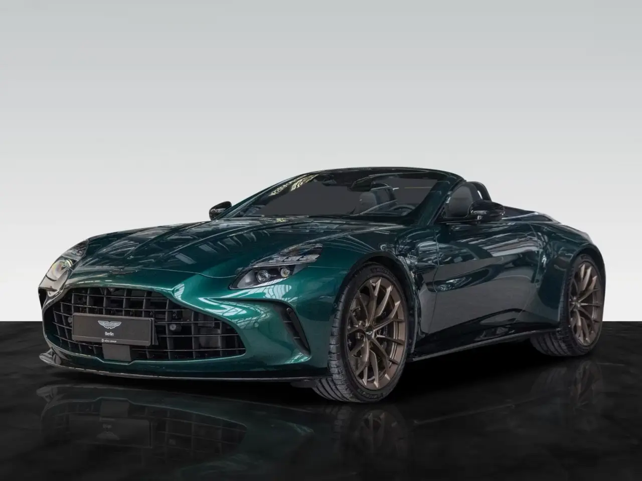 Aston Martin Vantage V8 Spider 2026, Innenraum — Munich Luxury Cars, München. Der Aston Martin Vantage V8 Spider, Modelljahr 2026, verbindet 665 PS mit offenem Fahren…