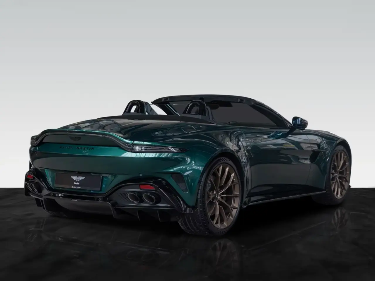 Aston Martin Vantage V8 Spider 2026, Armaturenbrett — Munich Luxury Cars, München. Der Aston Martin Vantage V8 Spider, Modelljahr 2026, verbindet 665 PS mit offenem Fahren…