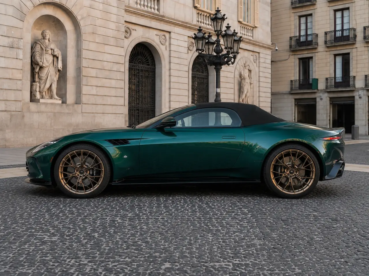 Aston Martin Vantage V8 Spider 2026, Außenansicht — Munich Luxury Cars, München. Der Aston Martin Vantage V8 Spider, Modelljahr 2026, verbindet 665 PS mit offenem Fahren…