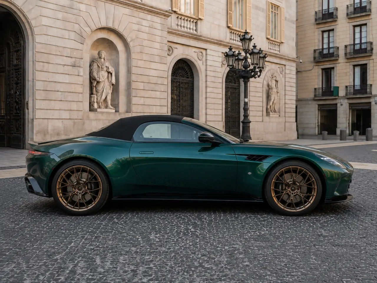 Aston Martin Vantage V8 Spider 2026, Frontansicht — Munich Luxury Cars, München. Der Aston Martin Vantage V8 Spider, Modelljahr 2026, verbindet 665 PS mit offenem Fahren…