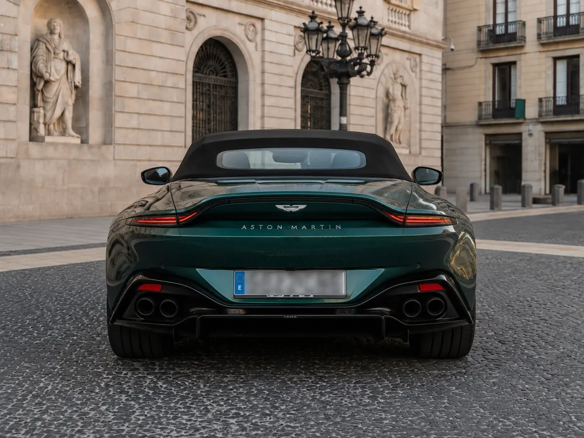 Aston Martin Vantage V8 Spider 2026, Heckansicht — Munich Luxury Cars, München. Der Aston Martin Vantage V8 Spider, Modelljahr 2026, verbindet 665 PS mit offenem Fahren…