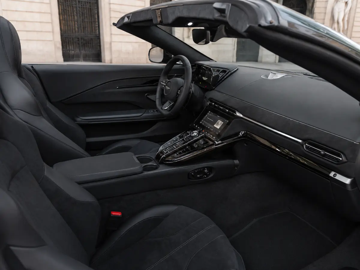 Aston Martin Vantage V8 Spider 2026, Innenraum — Munich Luxury Cars, München. Der Aston Martin Vantage V8 Spider, Modelljahr 2026, verbindet 665 PS mit offenem Fahren…