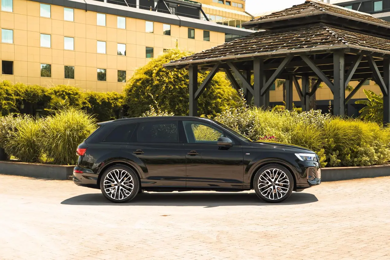 Audi Q7 50 TDI S-Line Edition 2025, Frontansicht — Munich Luxury Cars, München. Der Audi Q7 50 TDI S-Line Edition (Modelljahr 2025) verbindet die Aufbauhöhe und den…