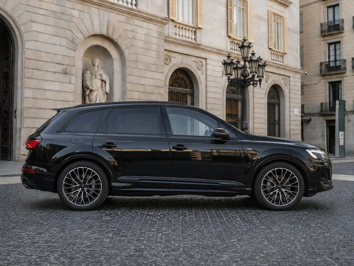 Audi Q7 50 TDI S-Line Edition 2025, Außenansicht — Munich Luxury Cars, München. Der Audi Q7 50 TDI S-Line Edition (Modelljahr 2025) verbindet die Aufbauhöhe und den…
