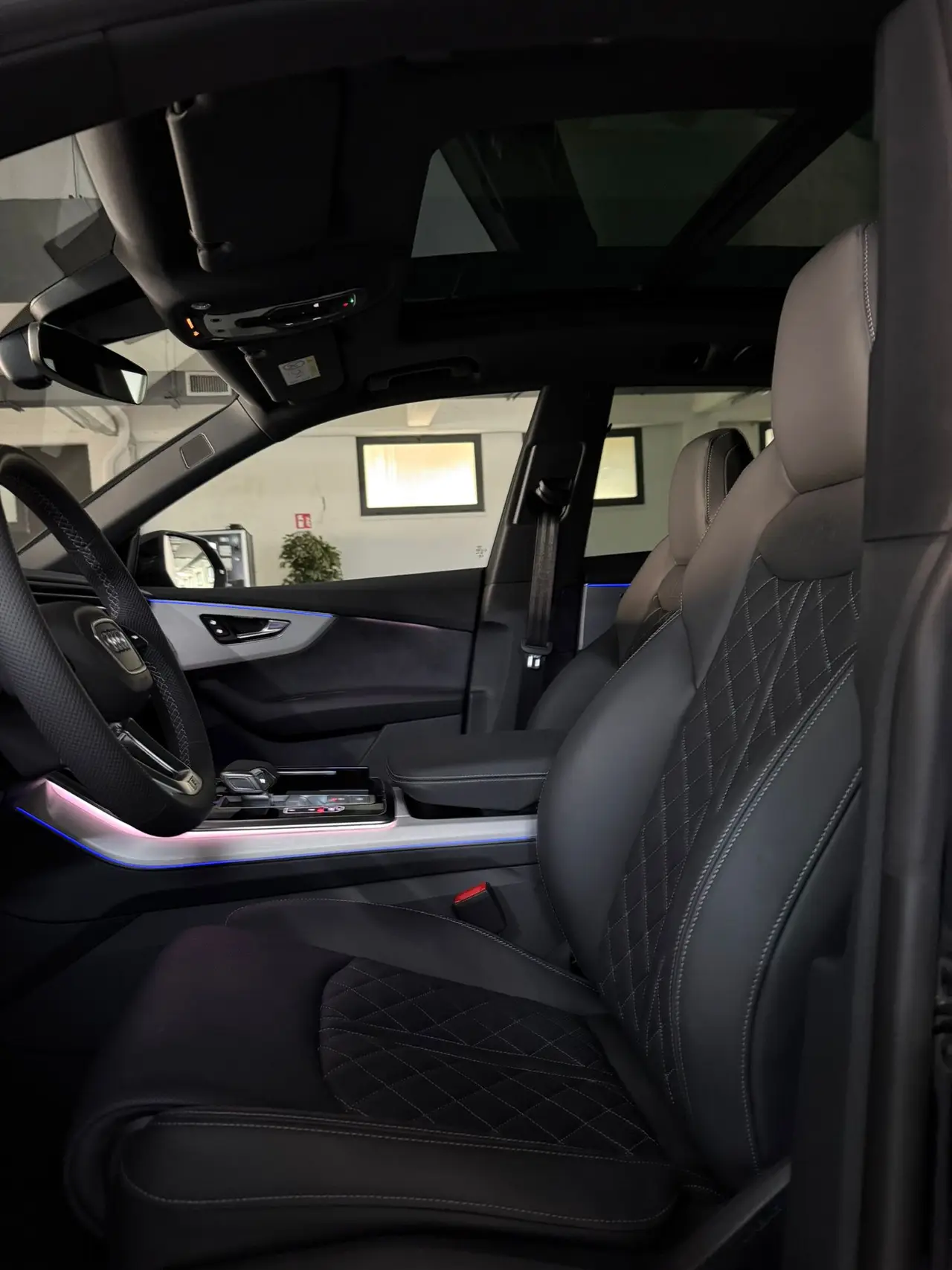 Audi Q8 2025, Heckansicht — Munich Luxury Cars, München. Der Audi Q8 verkörpert die ruhige, souveräne Seite des SUV-Segments: 340 PS, fünf…