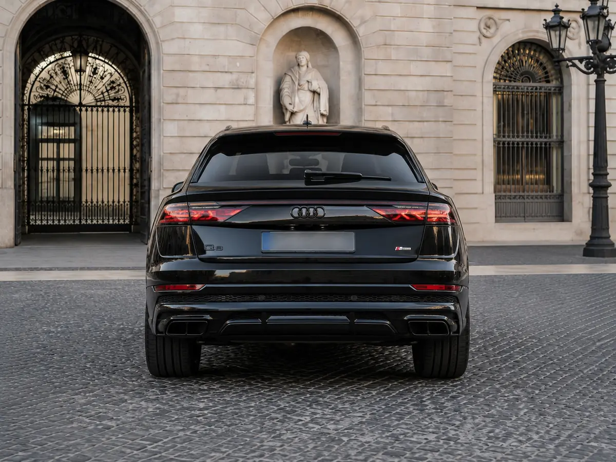 Audi Q8 2025, Heckansicht — Munich Luxury Cars, München. Der Audi Q8 verkörpert die ruhige, souveräne Seite des SUV-Segments: 340 PS, fünf…