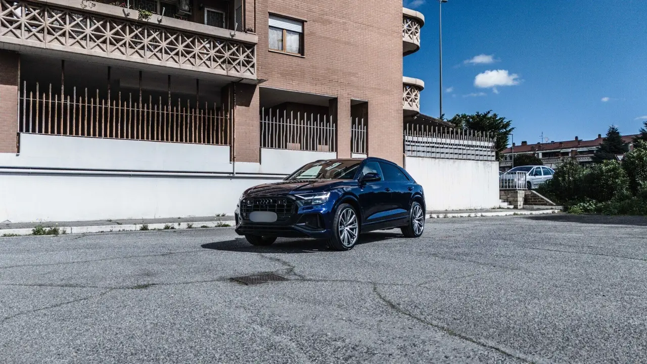 Audi Q8 55 TFSI 2022, Außenansicht — Munich Luxury Cars, München. Der Audi Q8 55 TFSI, Baujahr 2022, ist ein SUV mit 340 PS und fünf Sitzplätzen – ruhig im…