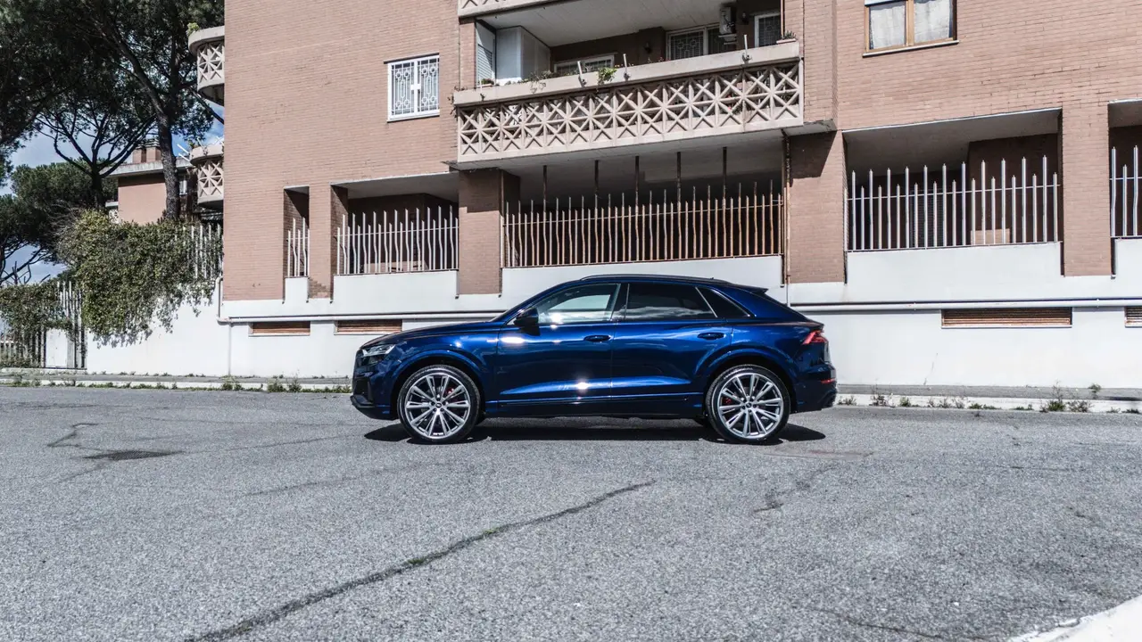 Audi Q8 55 TFSI 2022, Frontansicht — Munich Luxury Cars, München. Der Audi Q8 55 TFSI, Baujahr 2022, ist ein SUV mit 340 PS und fünf Sitzplätzen – ruhig im…