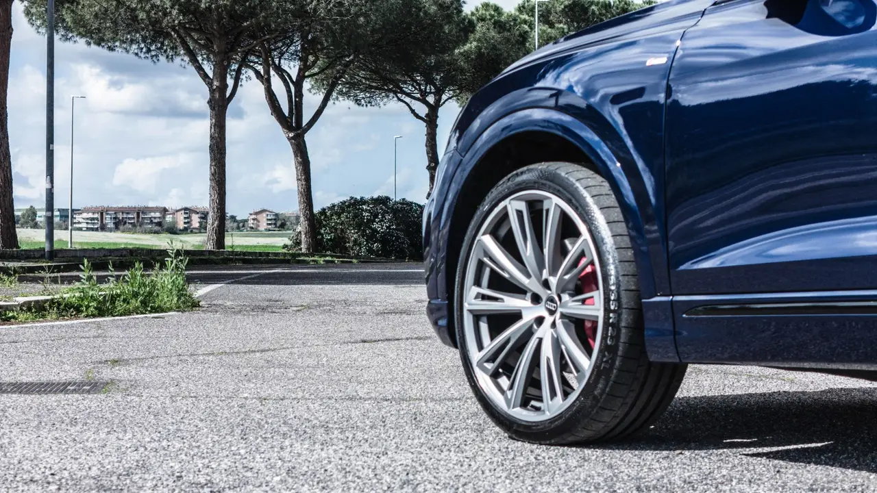 Audi Q8 55 TFSI 2022, Heckansicht — Munich Luxury Cars, München. Der Audi Q8 55 TFSI, Baujahr 2022, ist ein SUV mit 340 PS und fünf Sitzplätzen – ruhig im…