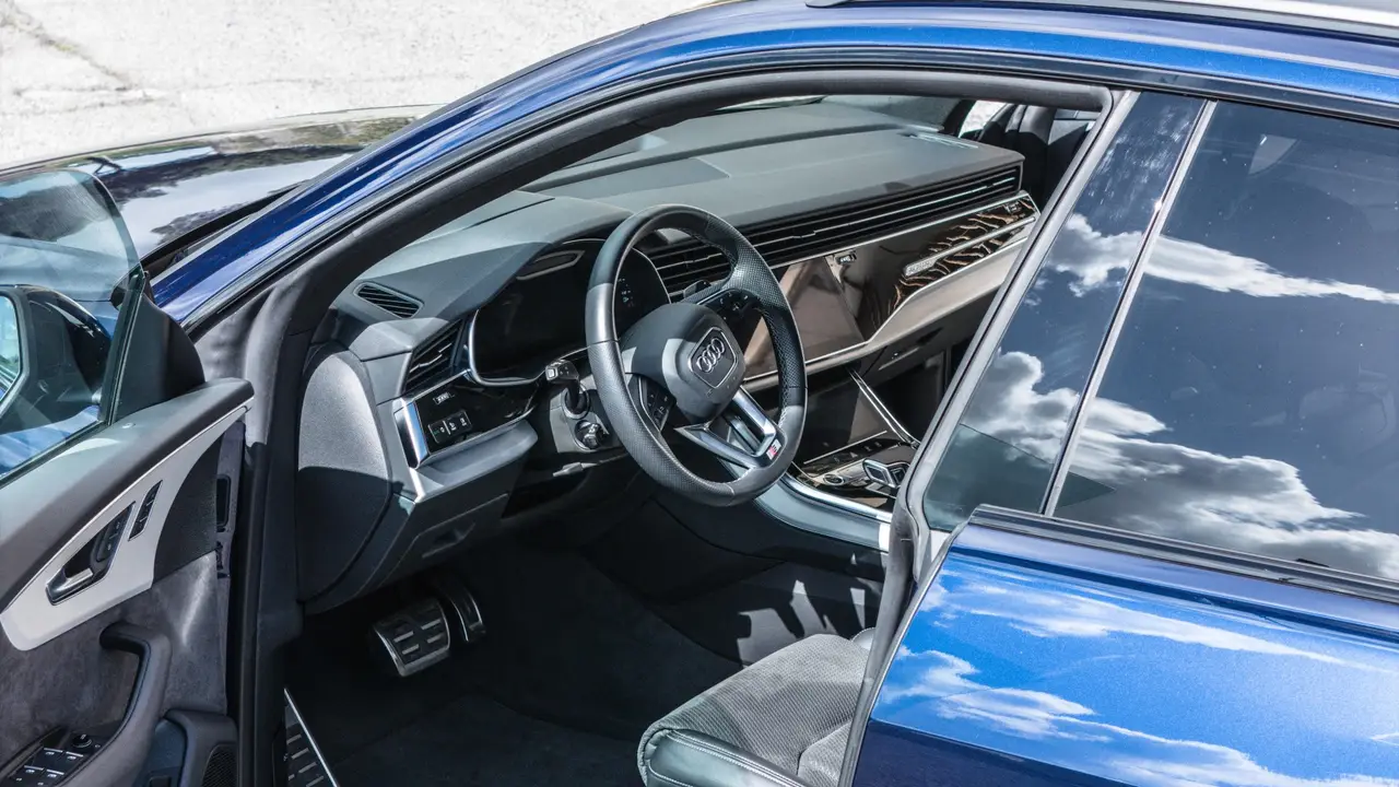 Audi Q8 55 TFSI 2022, Innenraum — Munich Luxury Cars, München. Der Audi Q8 55 TFSI, Baujahr 2022, ist ein SUV mit 340 PS und fünf Sitzplätzen – ruhig im…