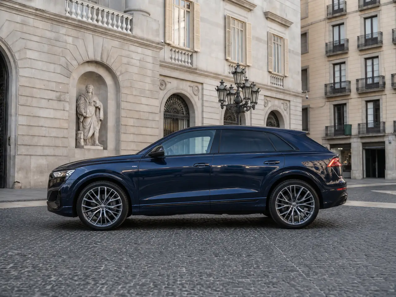 Audi Q8 55 TFSI 2022, Außenansicht — Munich Luxury Cars, München. Der Audi Q8 55 TFSI, Baujahr 2022, ist ein SUV mit 340 PS und fünf Sitzplätzen – ruhig im…