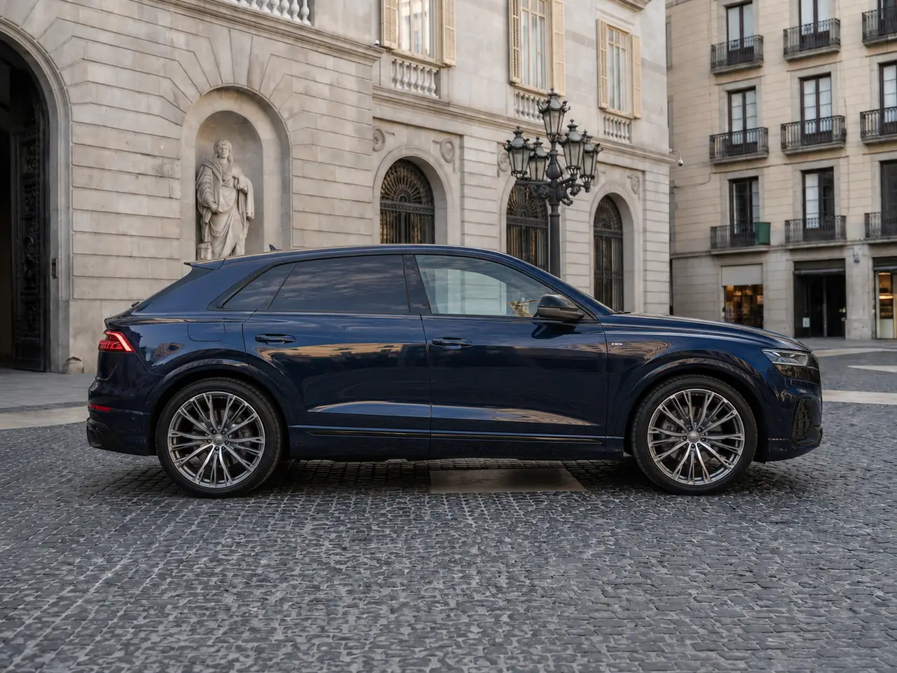 Audi Q8 55 TFSI 2022, Frontansicht — Munich Luxury Cars, München. Der Audi Q8 55 TFSI, Baujahr 2022, ist ein SUV mit 340 PS und fünf Sitzplätzen – ruhig im…