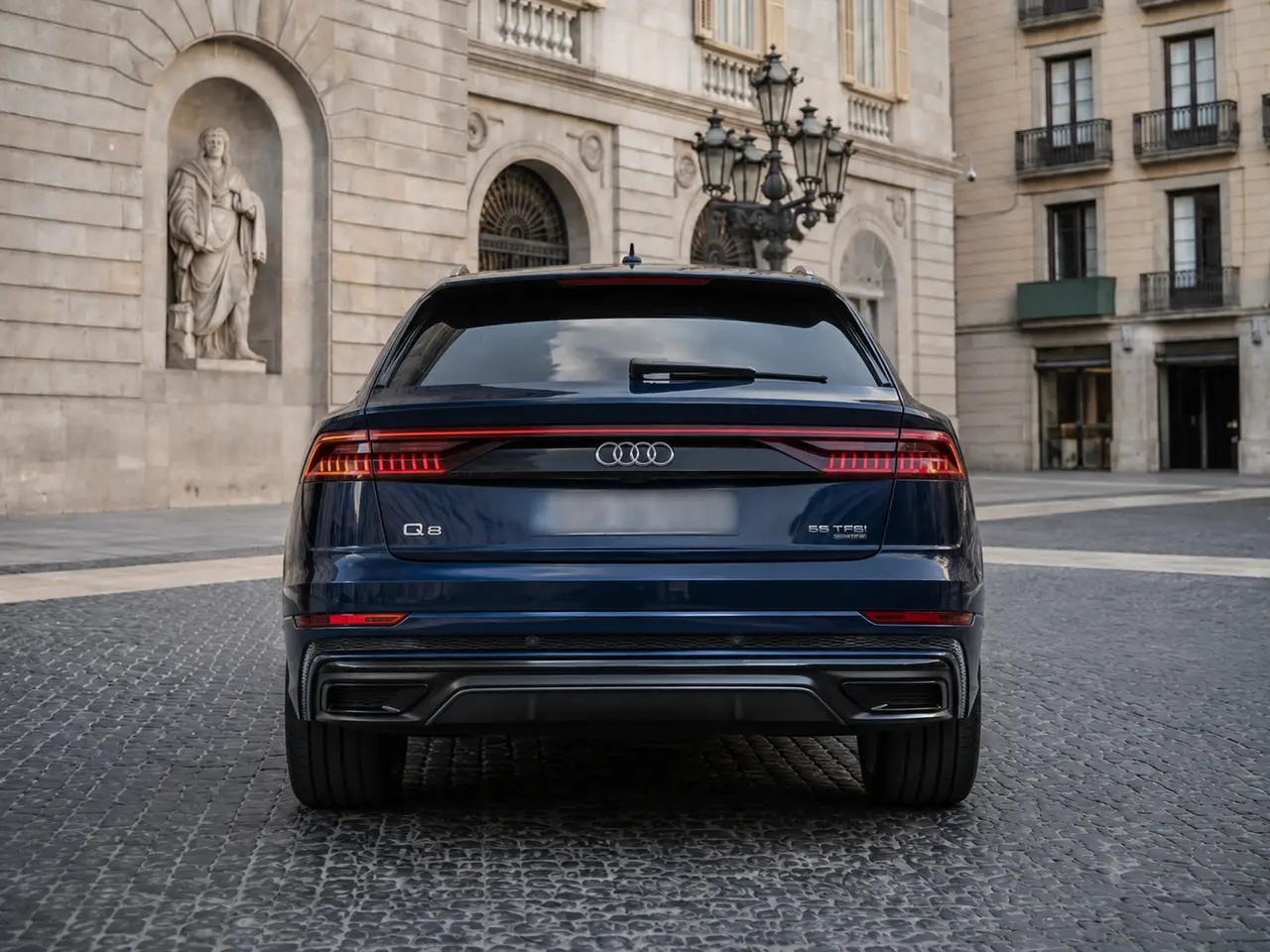 Audi Q8 55 TFSI 2022, Heckansicht — Munich Luxury Cars, München. Der Audi Q8 55 TFSI, Baujahr 2022, ist ein SUV mit 340 PS und fünf Sitzplätzen – ruhig im…