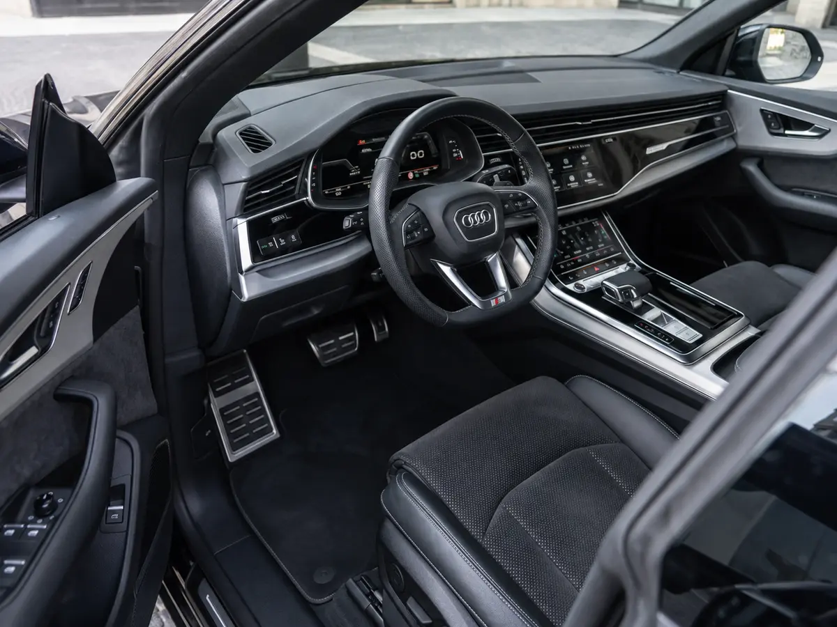 Audi Q8 55 TFSI 2022, Innenraum — Munich Luxury Cars, München. Der Audi Q8 55 TFSI, Baujahr 2022, ist ein SUV mit 340 PS und fünf Sitzplätzen – ruhig im…