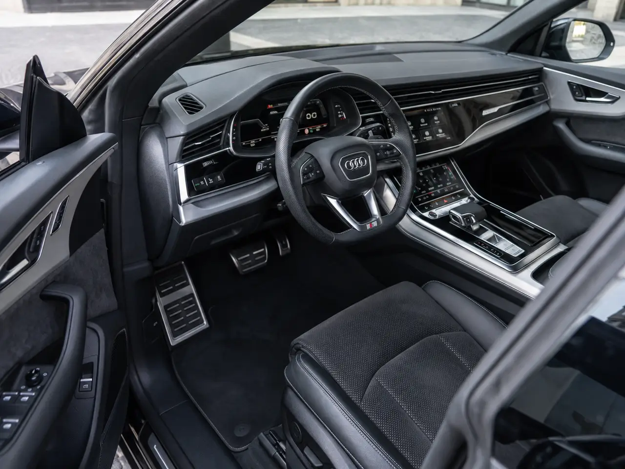 Audi Q8 55 TFSI 2022, Innenraum — Munich Luxury Cars, München. Der Audi Q8 55 TFSI, Baujahr 2022, ist ein SUV mit 340 PS und fünf Sitzplätzen – ruhig im…
