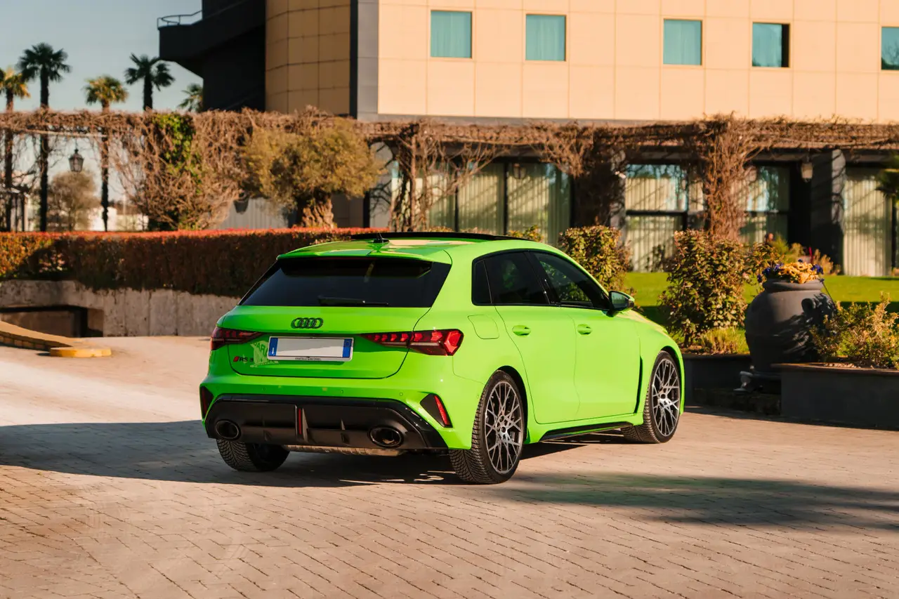 Audi RS3 Restyling 2025, Heckansicht — Munich Luxury Cars, München. Der Audi RS3 Restyling verbindet die Kompaktheit eines Alltagsautos mit der Leistung…