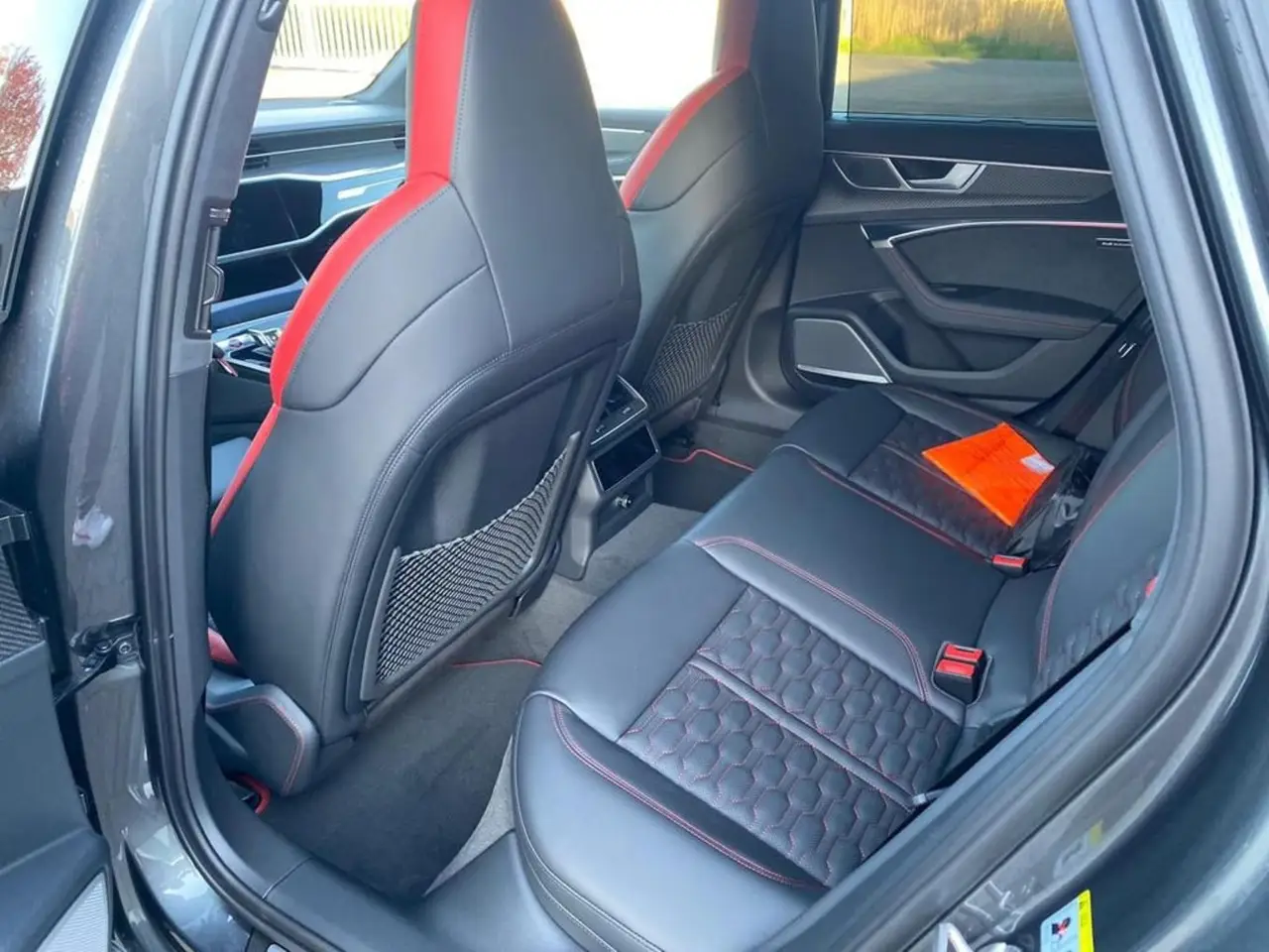 Audi RS6 2022, Außenansicht — Munich Luxury Cars, München. Der Audi RS6 ist kein Zweisitzer-Showstück, sondern ein Kombi mit 591 PS – gebaut für…