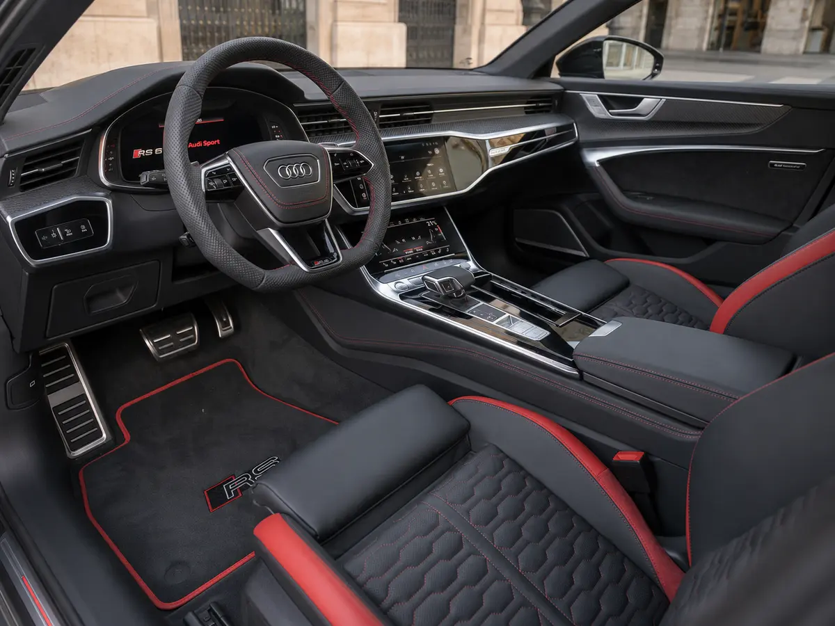 Audi RS6 2022, Innenraum — Munich Luxury Cars, München. Der Audi RS6 ist kein Zweisitzer-Showstück, sondern ein Kombi mit 591 PS – gebaut für…