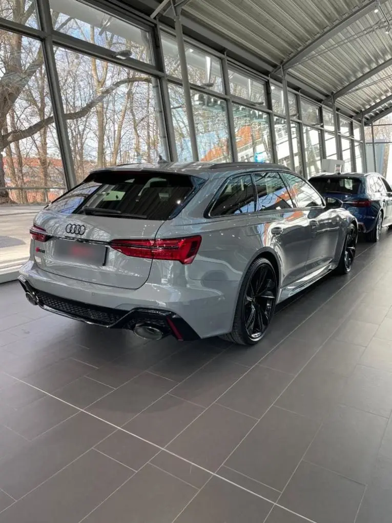 Audi RS6 Dynamic 2023, Heckansicht — Munich Luxury Cars, München. Der Audi RS6 Dynamic aus 2023 verbindet die Kombiform des RS6 mit 621 PS und einem…