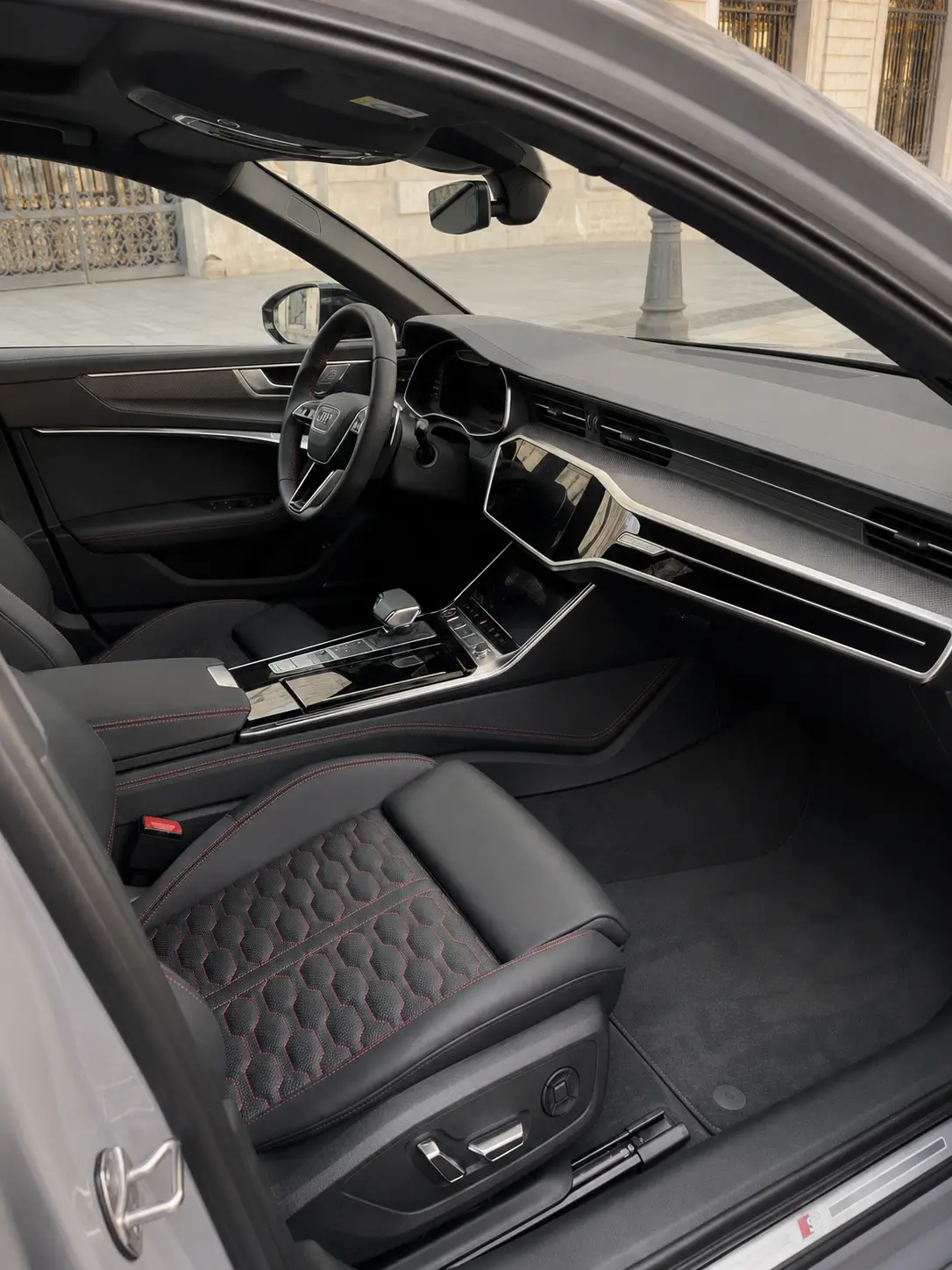 Audi RS6 Dynamic 2023, Innenraum — Munich Luxury Cars, München. Der Audi RS6 Dynamic aus 2023 verbindet die Kombiform des RS6 mit 621 PS und einem…