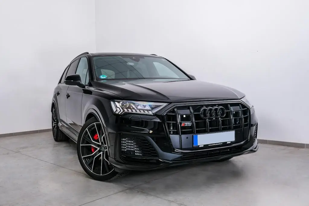 Audi SQ7 2025, Heckansicht — Munich Luxury Cars, München. Der Audi SQ7 verbindet die Statur eines großen SUV mit der Leistung eines Sportwagens:…