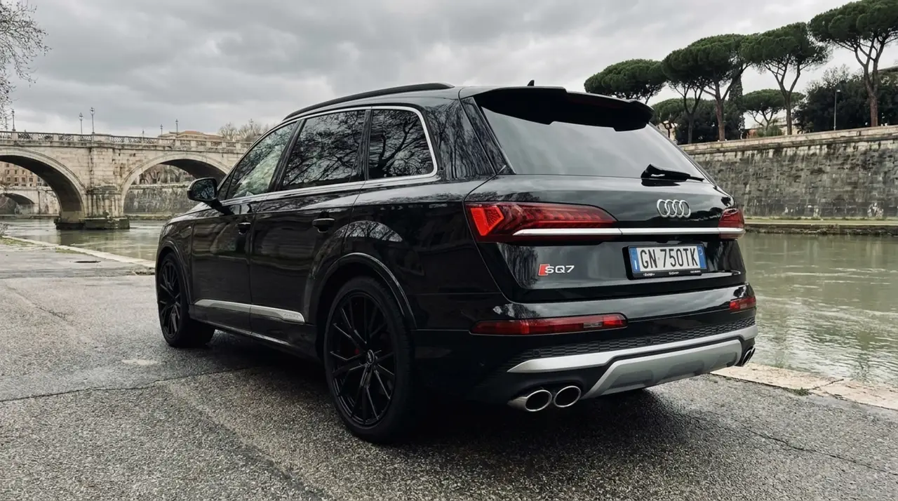 Audi SQ7 7seater 2023, Außenansicht — Munich Luxury Cars, München. Der Audi SQ7 verbindet sieben vollwertige Sitzplätze mit 530 PS und der Fahrdynamik eines…