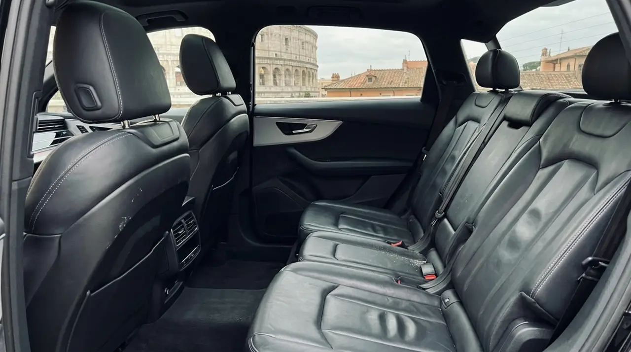 Audi SQ7 7seater 2023, Innenraum — Munich Luxury Cars, München. Der Audi SQ7 verbindet sieben vollwertige Sitzplätze mit 530 PS und der Fahrdynamik eines…