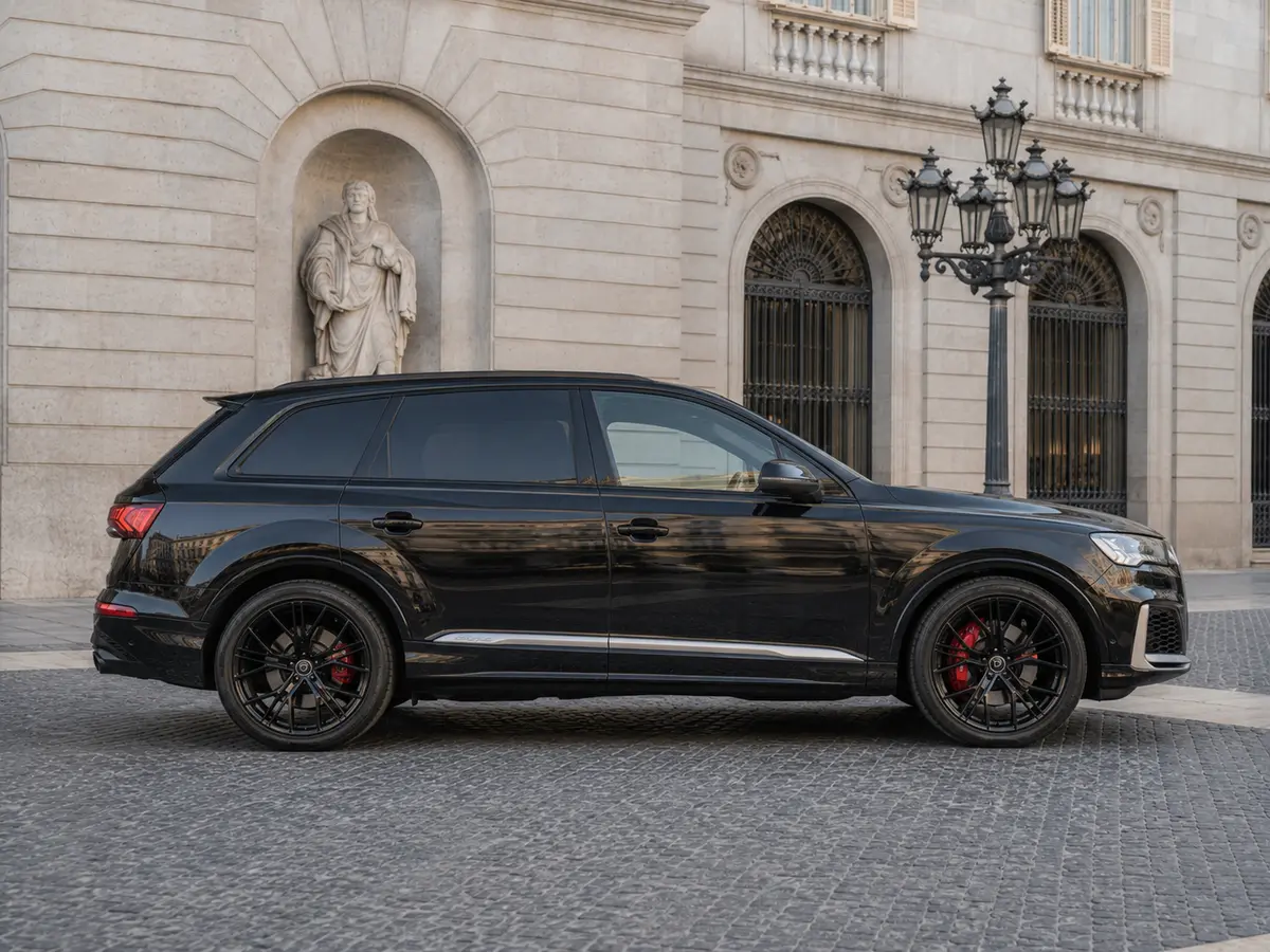 Audi SQ7 7seater 2023, Frontansicht — Munich Luxury Cars, München. Der Audi SQ7 verbindet sieben vollwertige Sitzplätze mit 530 PS und der Fahrdynamik eines…