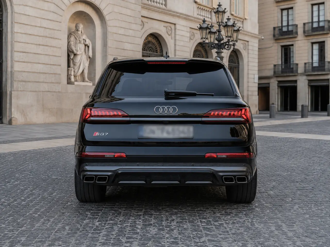 Audi SQ7 7seater 2023, Heckansicht — Munich Luxury Cars, München. Der Audi SQ7 verbindet sieben vollwertige Sitzplätze mit 530 PS und der Fahrdynamik eines…