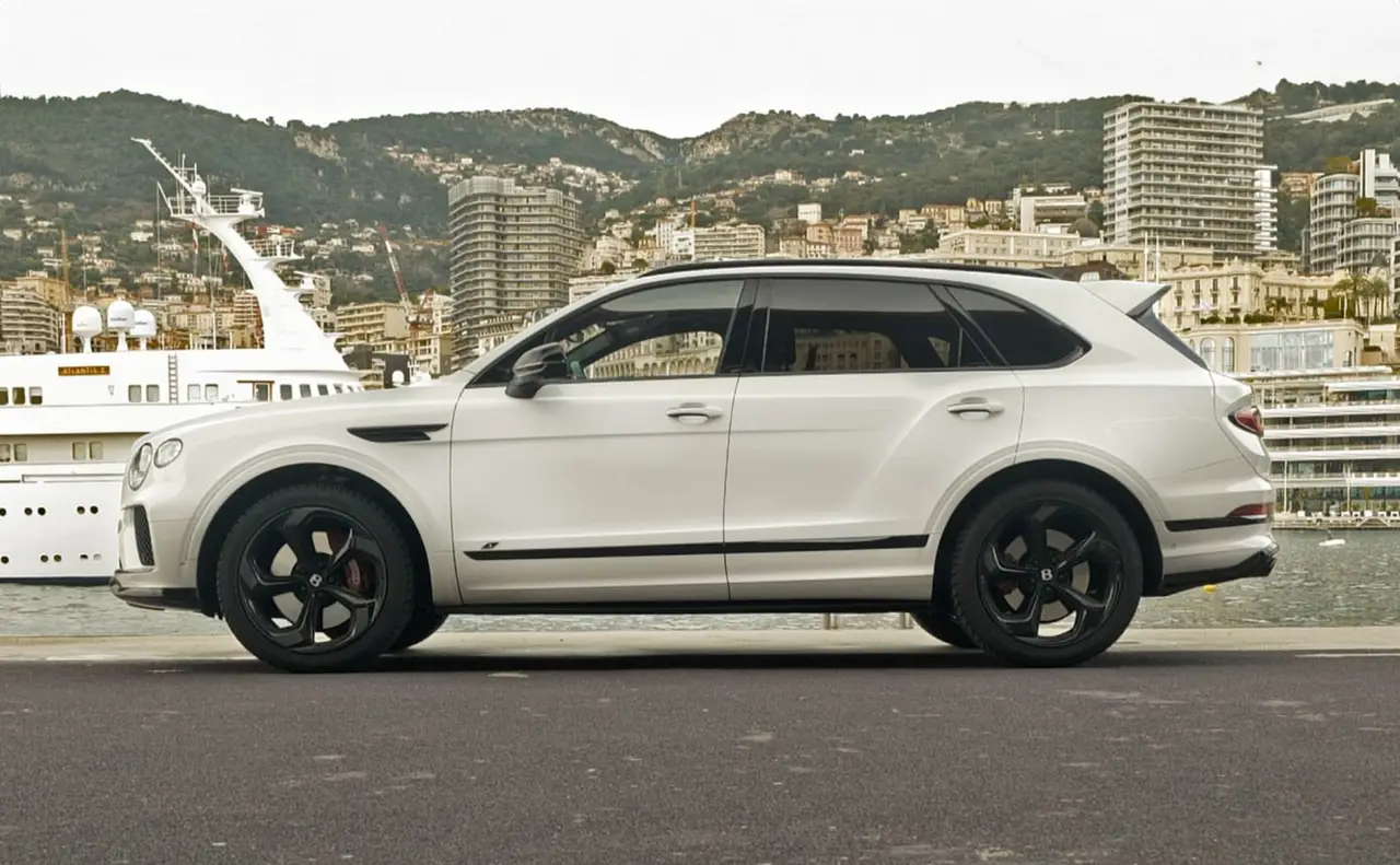 Bentley Bentayga V8-S 2024, Außenansicht — Munich Luxury Cars, München. Der Bentley Bentayga V8-S ist ein SUV, das Fahrdynamik und Repräsentation zusammenbringt,…