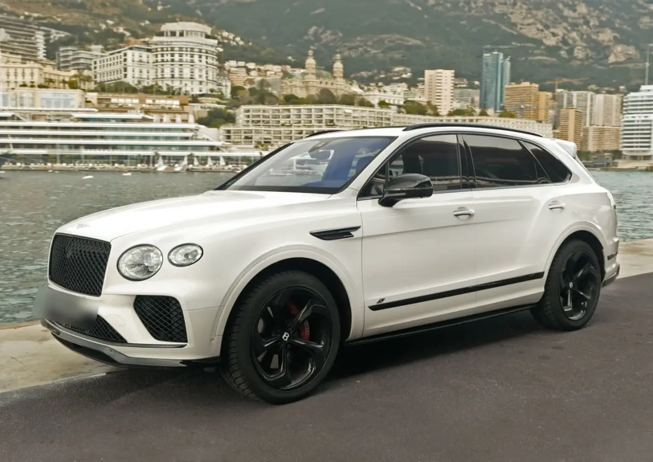 Bentley Bentayga V8-S 2024, Frontansicht — Munich Luxury Cars, München. Der Bentley Bentayga V8-S ist ein SUV, das Fahrdynamik und Repräsentation zusammenbringt,…