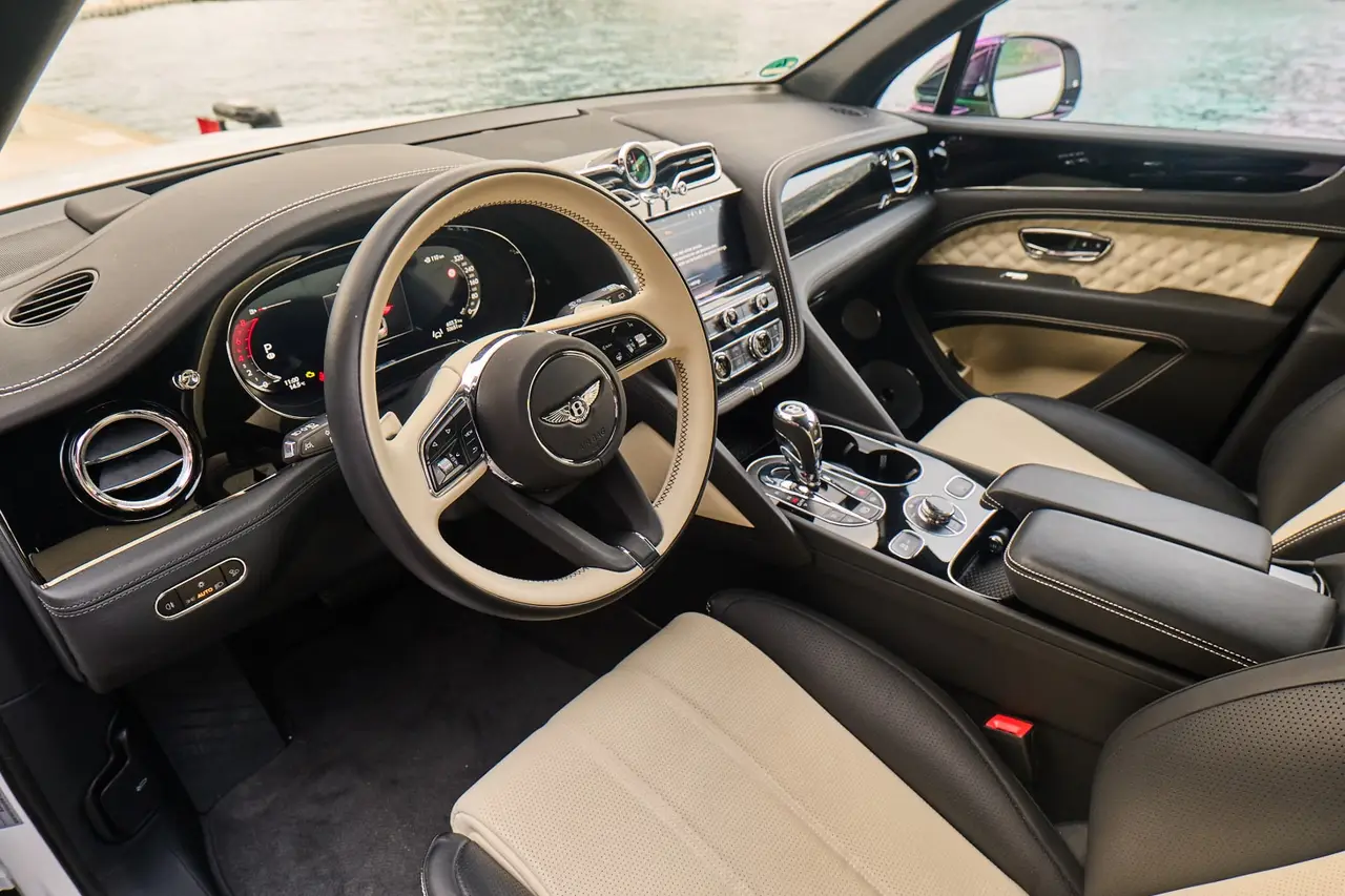 Bentley Bentayga V8-S 2024, Heckansicht — Munich Luxury Cars, München. Der Bentley Bentayga V8-S ist ein SUV, das Fahrdynamik und Repräsentation zusammenbringt,…