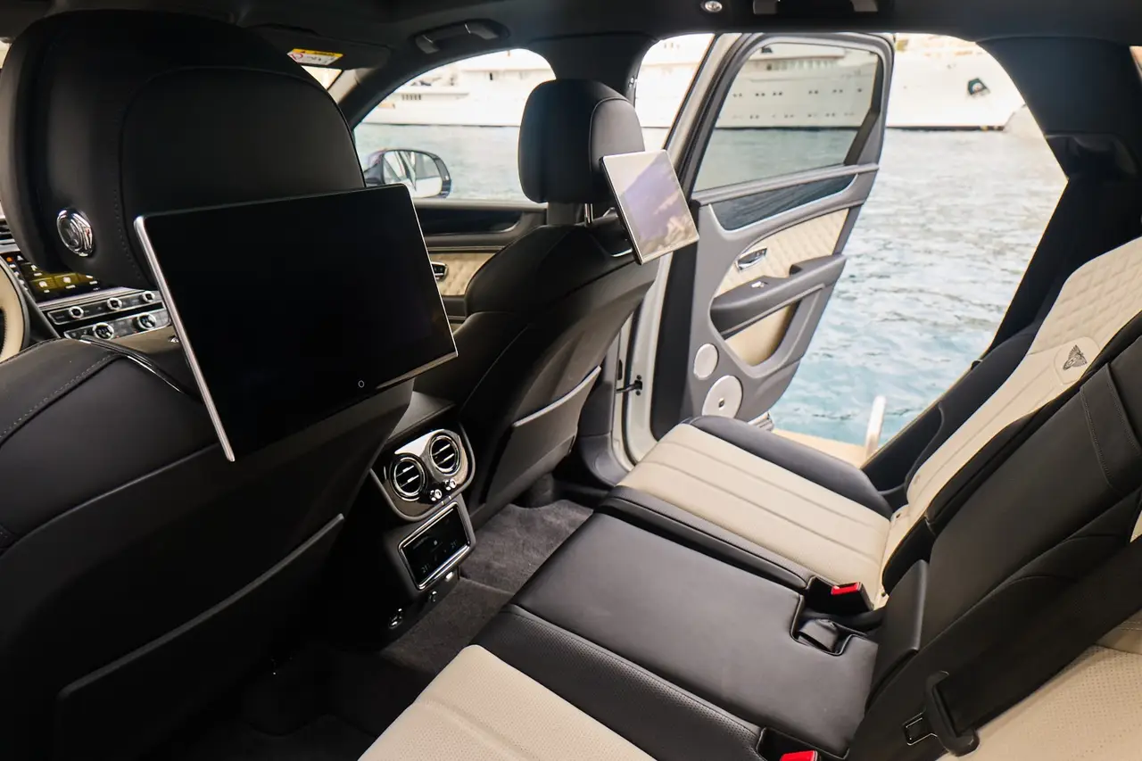 Bentley Bentayga V8-S 2024, Innenraum — Munich Luxury Cars, München. Der Bentley Bentayga V8-S ist ein SUV, das Fahrdynamik und Repräsentation zusammenbringt,…
