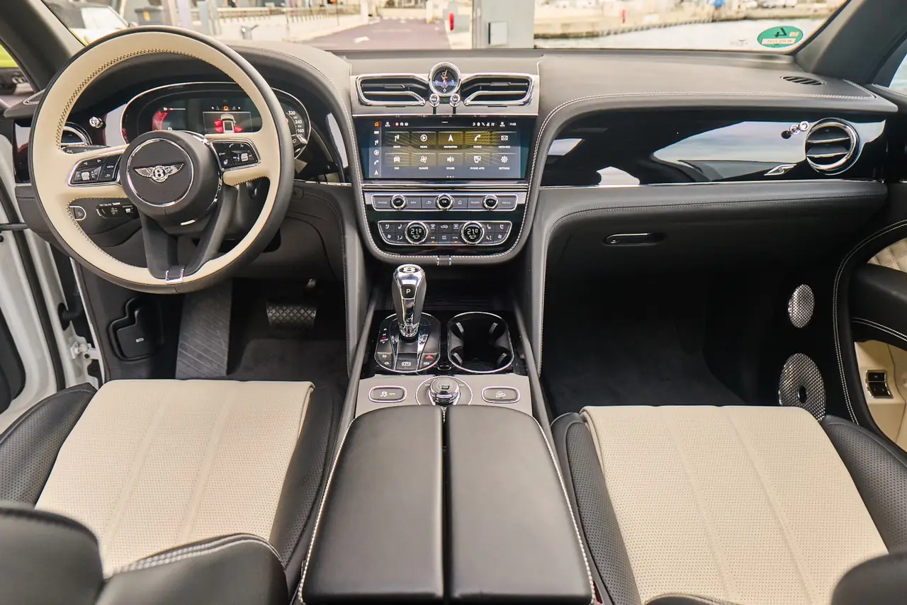 Bentley Bentayga V8-S 2024, Armaturenbrett — Munich Luxury Cars, München. Der Bentley Bentayga V8-S ist ein SUV, das Fahrdynamik und Repräsentation zusammenbringt,…