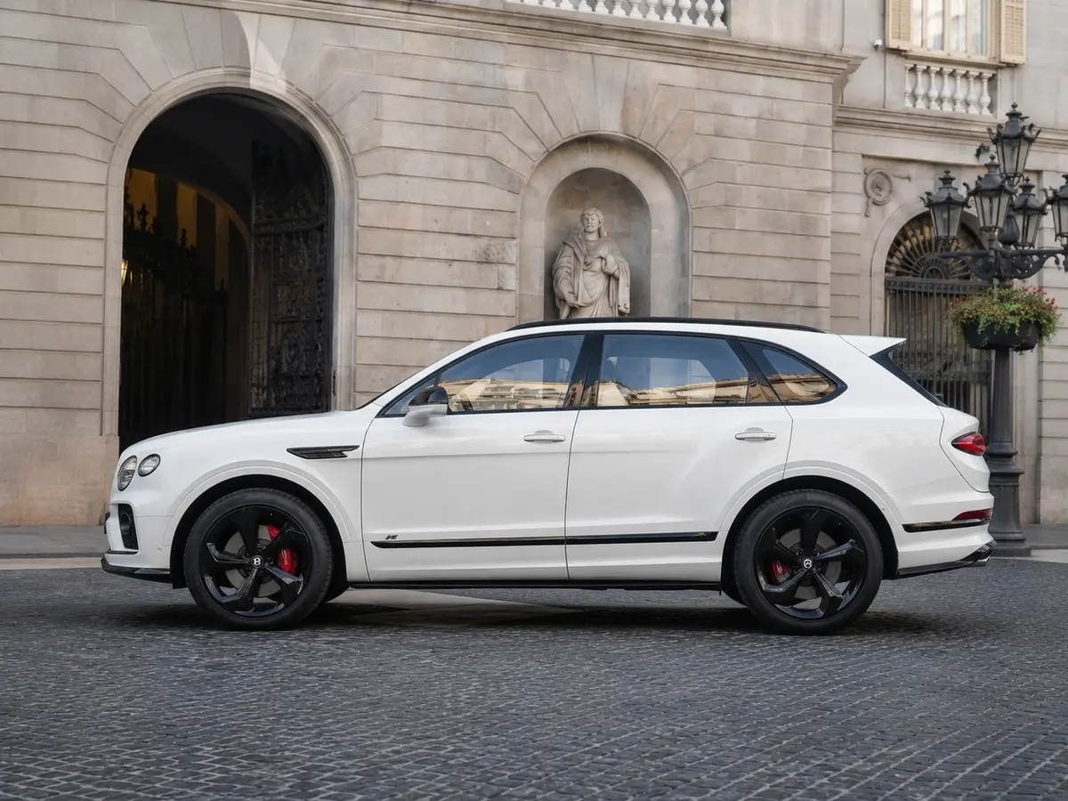 Bentley Bentayga V8-S 2024, Außenansicht — Munich Luxury Cars, München. Der Bentley Bentayga V8-S ist ein SUV, das Fahrdynamik und Repräsentation zusammenbringt,…