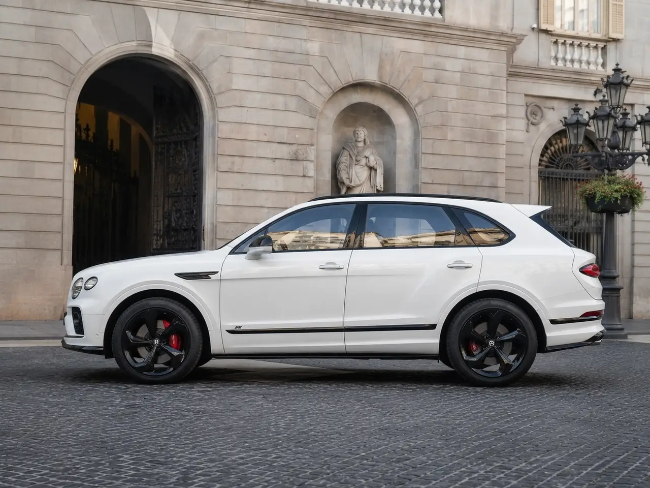 Bentley Bentayga V8-S 2024, Außenansicht — Munich Luxury Cars, München. Der Bentley Bentayga V8-S ist ein SUV, das Fahrdynamik und Repräsentation zusammenbringt,…