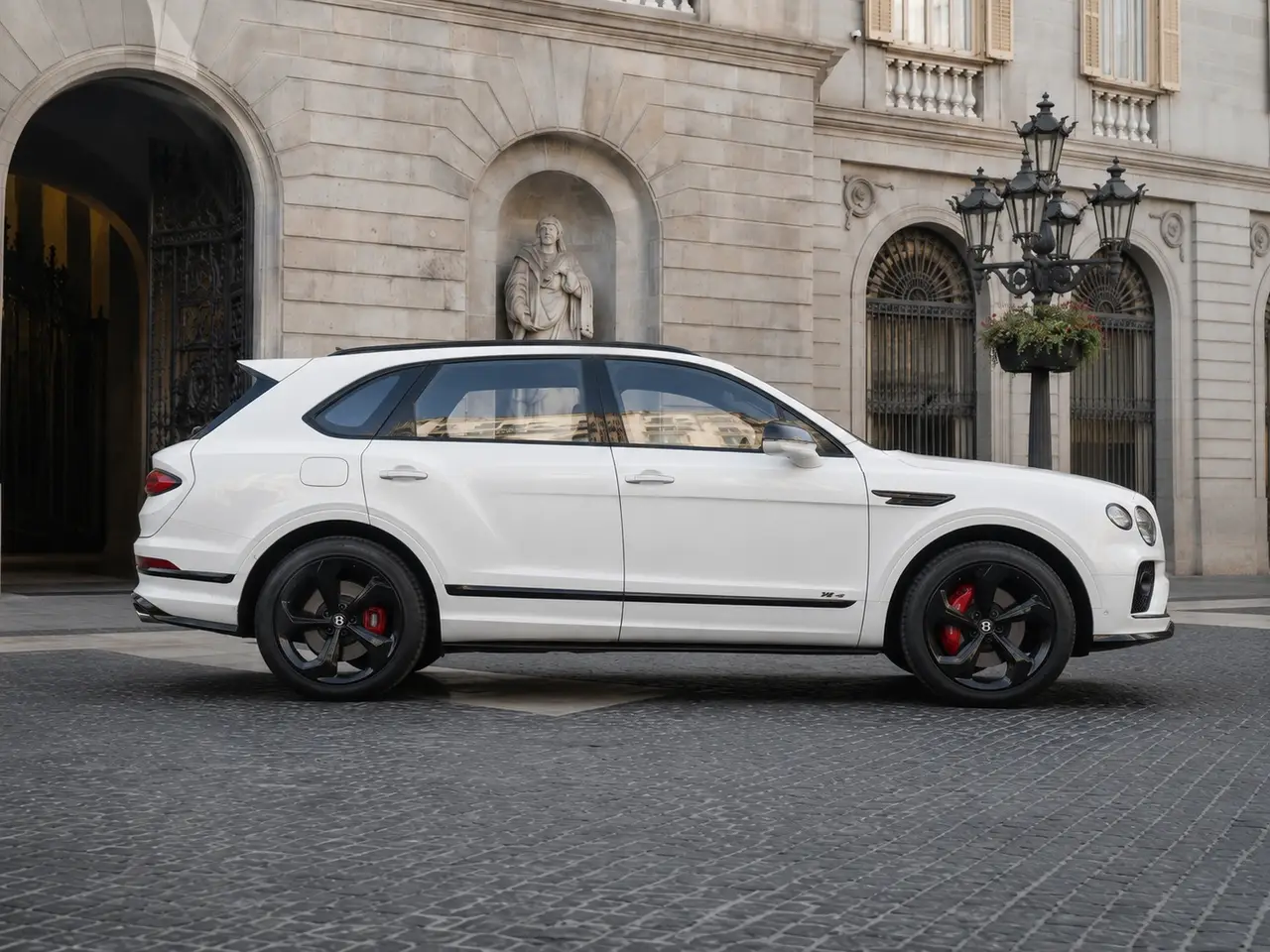 Bentley Bentayga V8-S 2024, Frontansicht — Munich Luxury Cars, München. Der Bentley Bentayga V8-S ist ein SUV, das Fahrdynamik und Repräsentation zusammenbringt,…