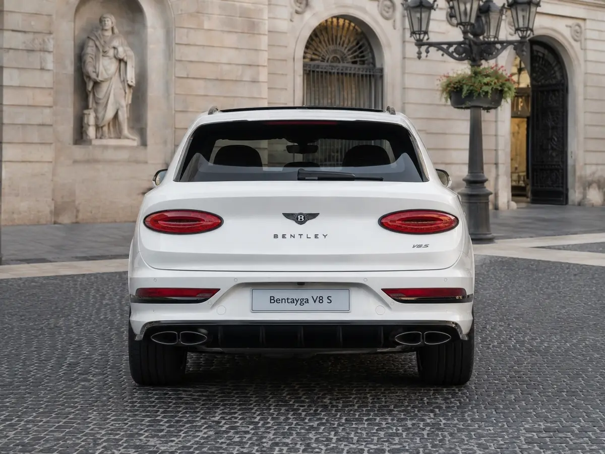 Bentley Bentayga V8-S 2024, Heckansicht — Munich Luxury Cars, München. Der Bentley Bentayga V8-S ist ein SUV, das Fahrdynamik und Repräsentation zusammenbringt,…