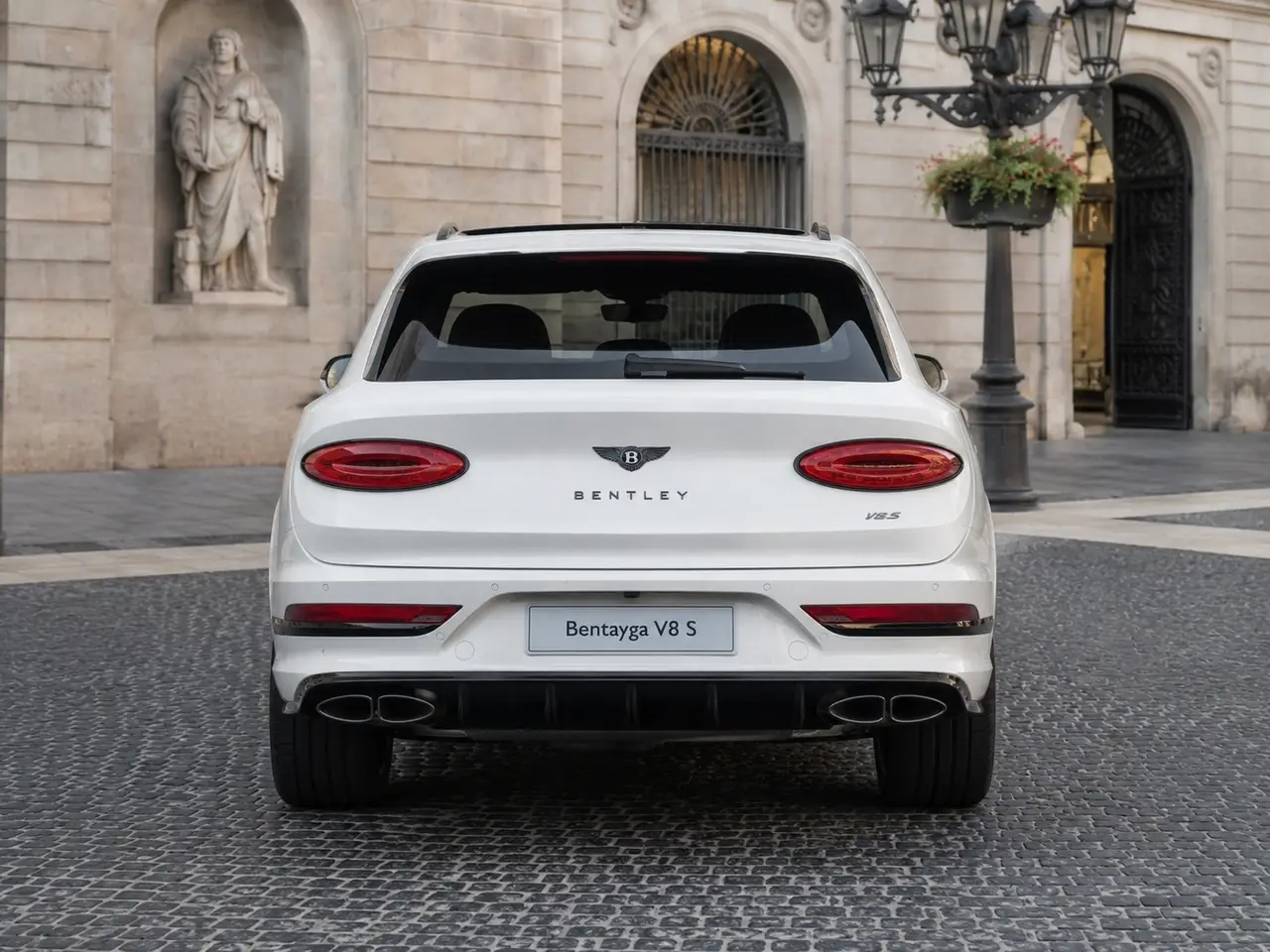 Bentley Bentayga V8-S 2024, Heckansicht — Munich Luxury Cars, München. Der Bentley Bentayga V8-S ist ein SUV, das Fahrdynamik und Repräsentation zusammenbringt,…