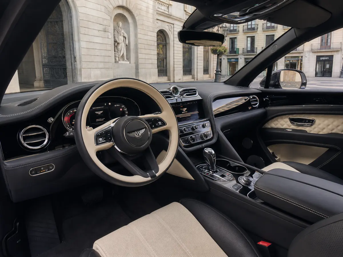 Bentley Bentayga V8-S 2024, Innenraum — Munich Luxury Cars, München. Der Bentley Bentayga V8-S ist ein SUV, das Fahrdynamik und Repräsentation zusammenbringt,…