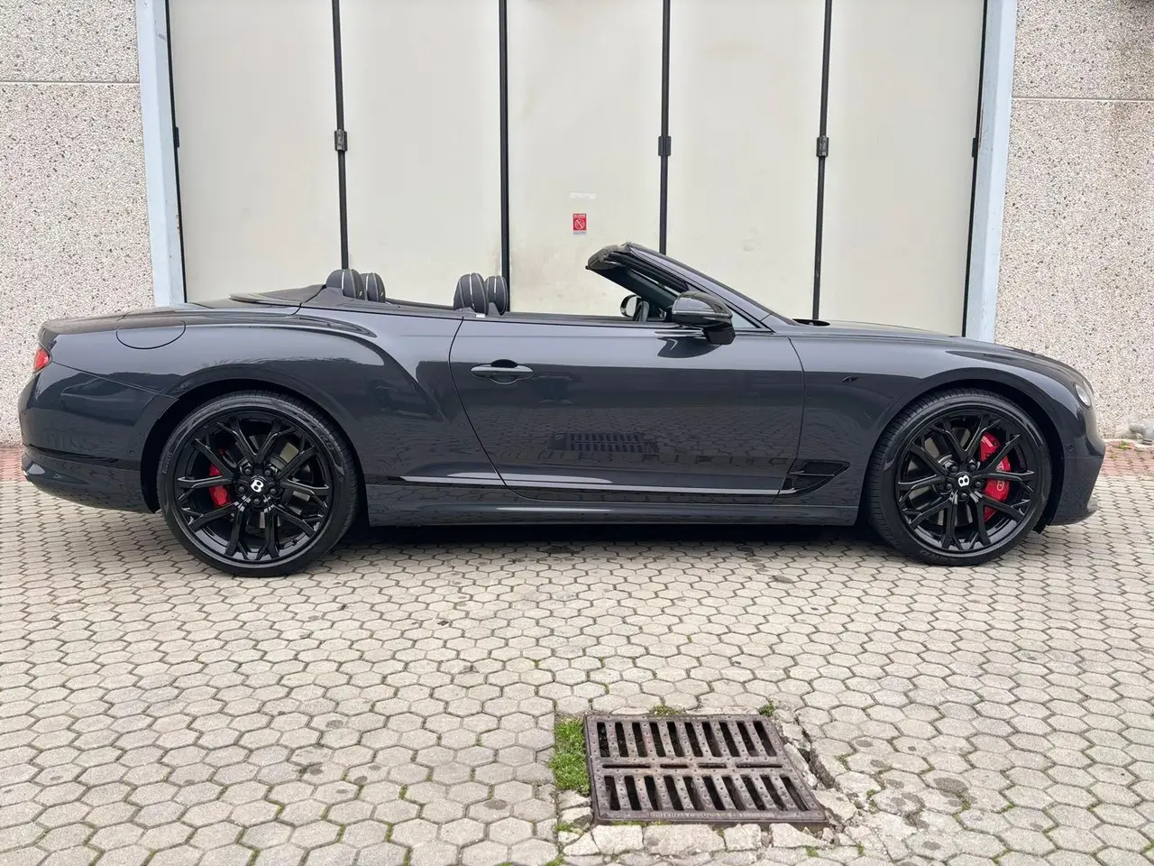 Bentley Continental GTC S V8 2025, Außenansicht — Munich Luxury Cars, München. Der Bentley Continental GTC S V8 ist kein Auto für kurze Sprints, sondern für lange,…